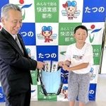 熱中症対策を直訴する手紙を送り、冷却パッドをプレゼントされた梅村凛太郎君＝たつの市揖保川町黍田
