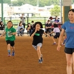 小林さんからアドバイスを受けて走る子どもたち＝福崎町西治