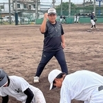 野球部の練習でジャッジする野島悠斗さん＝上郡高校