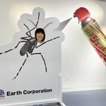 蚊のパネルからノリノリで顔を出す有吉立さん＝赤穂市坂越、アース製薬