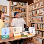 作家の竹内和夫さんの蔵書を集めた「本の蔵」をオープンした志水和司さん（右）、佐緒子さん夫婦＝宍粟市山崎町山崎