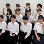 全国大会に出場する龍野高放送部員（前列４人）と百人一首部員＝たつの市役所