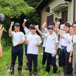作業前に撮影に臨む市川義一さん（右端）と市川高校の生徒ら＝市川町下牛尾