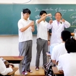 白衣を着て生徒と実験をする桝谷英樹校長（右）＝太子町糸井（太子高校提供）