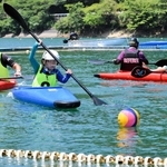 湖上の風を浴び、カヌーポロを楽しむ参加者たち＝宍粟市波賀町引原