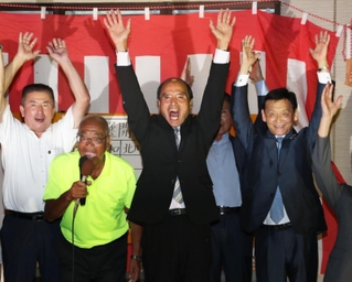 初当選を確実にし、支援者らと喜ぶ津田義和氏（中央）＝市川町西川辺（撮影・辰巳直之）