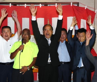 初当選を確実にし、支援者らと喜ぶ津田義和氏（中央）＝市川町西川辺（撮影・辰巳直之）