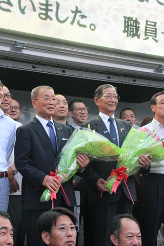 岩見武三氏（左から２人目）と記念撮影をする職員ら＝市川町西川辺