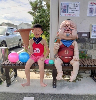 妖怪ベンチでパチリ。昨年の最優秀賞（福崎町提供）