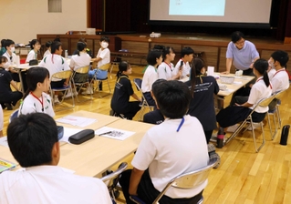 活発に議論を重ねる中学生＝新宮公民館