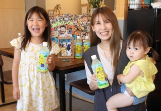 昨年３月に生まれた菫礼ちゃん（右）を抱く山越早織さんと長女の菜晴ちゃん＝相生市赤坂２