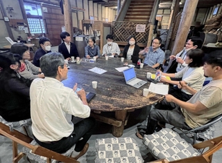 ６月に開かれた「上郡未来セッション」。梅田修作町長（手前左から５人目）も駆けつけた＝ギャラリーひがし蔵