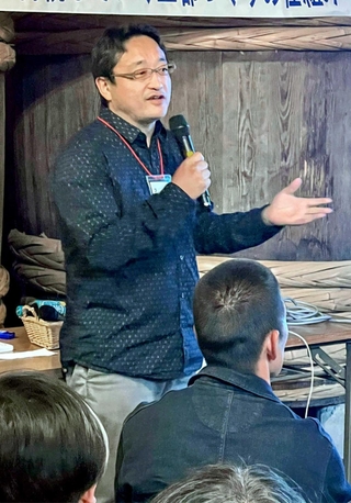 講演会でまちづくりの在り方について語る佐藤将之教授＝ギャラリーひがし蔵