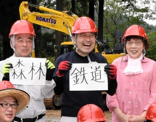 波賀森林鉄道の復活を目指す波賀元気づくりネットワーク協議会の松本貞人会長（中央）＝宍粟市波賀町上野