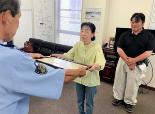 感謝状を受け取る服部和子さん（中央）と山川隆さん（右）＝佐用警察センター