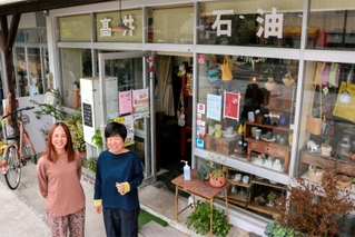 ガソリンスタンドの外観を生かし、雑貨店を営む木村美穂さん（右）と藤田昌美さん＝赤穂市加里屋中洲６
