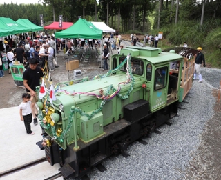 ５５年ぶりに復活した波賀森林鉄道の機関車。周回コースをゆっくり走った＝フォレストステーション波賀（撮影・辰巳直之）