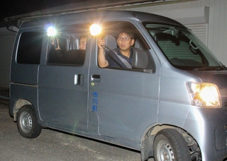 車を停止させ、ライトを照らしてシカの頭数を数える職員＝市川町浅野