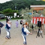 やぐらを囲んで盆踊りを楽しむ地域住民たち＝ゲストハウス繁盛校