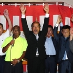 初当選を確実にし、支援者らと喜ぶ津田義和氏（中央）＝市川町西川辺（撮影・辰巳直之）