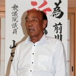 落選が確実となり、支援者にあいさつする前川好文氏＝市川町美佐