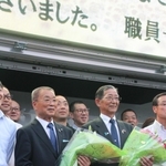 岩見武三氏（左から２人目）と記念撮影をする職員ら＝市川町西川辺