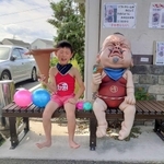 妖怪ベンチでパチリ。昨年の最優秀賞（福崎町提供）