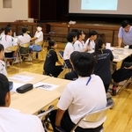 活発に議論を重ねる中学生＝新宮公民館