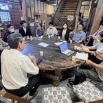 ６月に開かれた「上郡未来セッション」。梅田修作町長（手前左から５人目）も駆けつけた＝ギャラリーひがし蔵