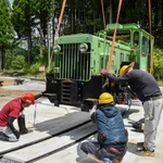 クレーン車でつり上げられ、周回コースに移されるディーゼル機関車＝フォレストステーション波賀