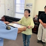 感謝状を受け取る服部和子さん（中央）と山川隆さん（右）＝佐用警察センター