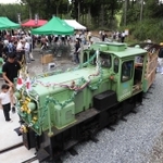 ５５年ぶりに復活した波賀森林鉄道の機関車。周回コースをゆっくり走った＝フォレストステーション波賀（撮影・辰巳直之）