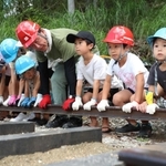 レールの敷設に協力する子どもたち＝フォレストステーション波賀（撮影・辰巳直之）
