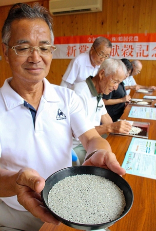 鶴居営農のメンバーらが、献上する米の選別作業に取り組んだ＝市川町鶴居