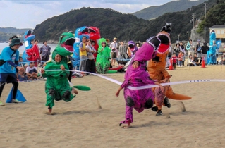 満面の笑みでゴールテープを切る「幼獣の部」の参加者＝たつの市御津町黒崎