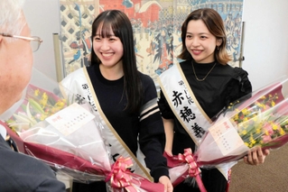第３７代赤穂義士娘に選ばれた小林優芽さん（右）と前田留奈さん＝赤穂市役所