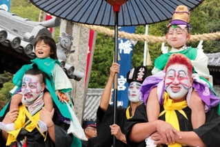 頭人行列で、ひょうきんな化粧で境内を歩く氏子ら＝赤穂八幡宮