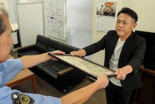 感謝状を受け取る服部和裕さん（右）＝佐用警察センター