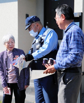 特殊詐欺被害への注意を呼びかける横坂駐在所の新田隆さん（中央）と長谷地域づくり協議会の加藤政男さん（右）＝佐用町口長谷