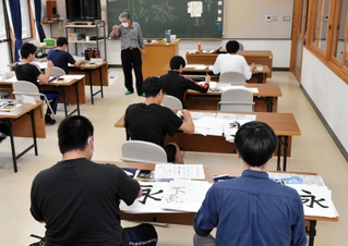 山の学校の生徒と一緒に授業を受けるひきこもり当事者の男性（手前左）＝宍粟市山崎町五十波