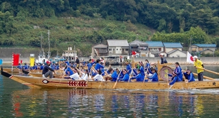 生徒たちが５艇に分かれ、白熱のレースを展開した＝相生湾