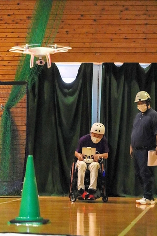 ドローンを操縦する大上博敏さん＝佐用町豊福