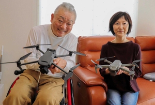 「いろんな上空写真を２人で撮りに行きたい」と話す大上博敏さんと妻の貴子さん＝たつの市揖保川町