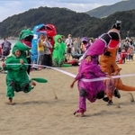 満面の笑みでゴールテープを切る「幼獣の部」の参加者＝たつの市御津町黒崎