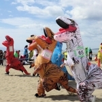 恐竜の着ぐるみを着て競争するティラノサウルスレース＝たつの市御津町黒崎