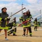 子どもたちに放水の仕方を教える福崎町消防団員＝福崎町西田原