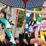 頭人行列で、ひょうきんな化粧で境内を歩く氏子ら＝赤穂八幡宮