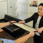 感謝状を受け取る服部和裕さん（右）＝佐用警察センター