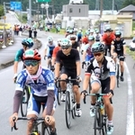 役場前を出発する出場者＝神河町比延