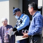 特殊詐欺被害への注意を呼びかける横坂駐在所の新田隆さん（中央）と長谷地域づくり協議会の加藤政男さん（右）＝佐用町口長谷